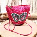 Kleine runde Korbtasche für Kinder in Pink aus Rattan mit Schmetterlings-Motiv und Kordel-Trageband.