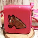 Pinke Kindertasche mit aufgesticktem braunem Pferdekopf und verstellbarem Schultergurt.