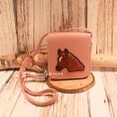 Rosa Handtasche für Kinder mit aufgesticktem braunem Pferdekopf und verstellbarem Schultergurt.