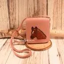 Rosa Handtasche für Kinder mit aufgesticktem braunem Pferdekopf und verstellbarem Schultergurt.