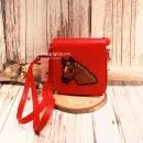 Rote Kindertasche mit aufgesticktem braunem Pferdekopf und verstellbarem Schultergurt.