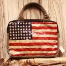 Grau-braune Tablet-Tasche aus Leder-PVC mit Flaggen-Motiv, Reißverschluss und 17 cm langen Tragegriffen.