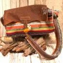 Bunte Unisex Unhängetasche aus Stoff mit Leder-Details und gestreiftem Trageriemen.