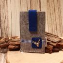 Hellgraue handgenähte Filztasche Marke Weidräwöl mit blauem Kontrast, Hirschkopf-Motiv und Klettverschluss für Smartphone und Zubehör.