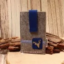 Hellgraue handgenähte Filztasche Marke Weidräwöl mit blauem Kontrast, Hirschkopf-Motiv und Klettverschluss für Smartphone und Zubehör.