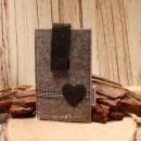 Hellgrau-dunkelgraue handgenähte Filztasche der Marke Weidräwöl mit Herz-Motiv und Klettverschluss für Smartphone und Zubehör.