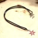 Halskette Weihnachten Schneeflocke rot versilbert Charmsanhänger Segelseil schwarz, Modeschmuck handmade chic-peppig-bunt
