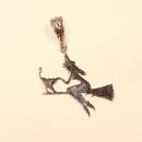 Flacher Kettenanhänger aus Edelstahl mit dem Motiv einer Hexe auf einem Besenstiel, handgefertigt.