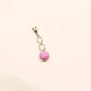 Versilberter Kettenanhänger mit einer runden rosa Korkperle und einem funkelnden, mit Strass besetzten Unendlichkeitszeichen.