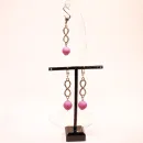 Versilbertes Schmuckset bestehend aus einem Kettenanhänger und passenden Ohrringen mit rosa Korkperlen und funkelndem Strass-Unendlichkeitszeichen.