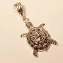 Großer versilberter Kettenanhänger in Form einer Schildkröte mit detailliertem Panzermuster auf Holzhintergrund – Handarbeit von chic-peppig-bunt.
