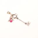 Handgefertigter Kettenanhänger in Schlüsselform mit einem Schutzengel aus einer pinken Polarisperle, hochwertig versilbert.