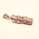 Versilberter Drachen-Kettenanhänger auf einem hellgrauen Naturstein-Stab mit kleiner Schluppe von chic-peppig-bunt.