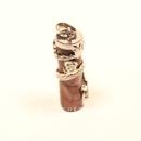 Detailreicher, versilberter Drachen-Kettenanhänger auf einem sanft rosé-braun gemaserten Marmorstab mit kleiner Schluppe.