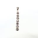Langer Kettenanhänger mit sieben großen, klar funkelnden Strass-Steinen in einer versilberten Fassung.