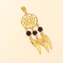 Vergoldeter Kettenanhänger Traumfänger mit drei goldenen Flügeln und funkelnden schwarzen Strass-Kugeln.