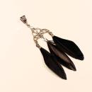 Versilberter Kettenanhänger Traumfänger rund mit drei hängenden schwarzen Federn.