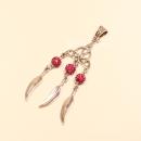 Versilberter Kettenanhänger im Traumfänger-Stil mit drei beweglichen Metallfedern und keltischem Knotenmuster.