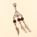 Versilberter Kettenanhänger im Traumfänger-Stil mit drei beweglichen Metallfedern und keltischem Knotenmuster.