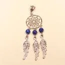 Versilberter Kettenanhänger Traumfänger mit blauer Strass-Kugel und zwei mit Kristallen besetzten Metall-Federn.