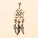 Versilberter Kettenanhänger Traumfänger mit weißer Kristall-Strassperle und drei beweglichen Metallfedern.