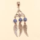 Versilberter Kettenanhänger Traumfänger mit hellblauer Glitzerperle und drei beweglichen Metallfedern.