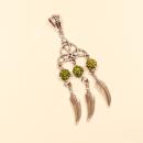 Versilberter Kettenanhänger Traumfänger mit olivgrüner Glitzerperle und drei beweglichen Metallfedern.