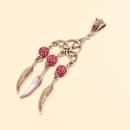 Versilberter Kettenanhänger Traumfänger mit dunkel-rosa Glitzerperle und drei beweglichen Metallfedern.