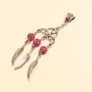 Versilberter Kettenanhänger Traumfänger mit dunkel-rosa Glitzerperle und drei beweglichen Metallfedern.