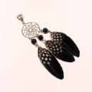 Versilberter Kettenanhänger Traumfänger mit schwarzen Federn, weißen Punkten und einer funkelnden schwarzen Strassperle.