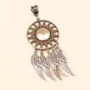 Versilberter Kettenanhänger in Sonnenform als Traumfänger mit drei beweglichen Metallfedern.