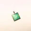 Handgefertigter Kettenanhänger mit türkisfarbener Polymer Clay Einlage in einer goldfarbenen Antik-Fassung von Perlenundmehr.