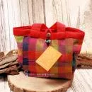Kleine rote Lunch Bag von Barefoot mit Karomuster aus handgewebtem Stoff als umweltfreundliche Handtasche.