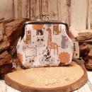 Kleine Knipsbörse aus Kunstleder mit modernem Giraffen-Grafik-Motiv und silbernem Metallbügel.