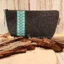 Handgenähte weidräwöl Kosmetiktasche aus dunkelgrauem Filz mit Herz-Motiv und türkis-grüner Karo-Bordüre.