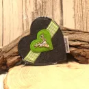 Mäppchen aus grünem Filz im Tracht-Design mit gesticktem Hirschkopf, Reißverschluss und Gürtelschlaufe.