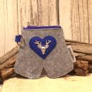 Mäppchen in Trachtenhose-Optik aus grauem Filz mit blauem Stickmotiv