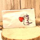 Unisex Faulenzer Etui in Weiß mit Katze und Herz-Spruch. Robustes Polyester.