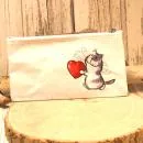 Unisex Faulenzer Etui in Weiß mit Katze und Herz-Spruch. Robustes Polyester.