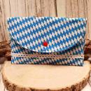 Großer handgenähter Geldbeutel von chic-peppig-bunt mit blau-weißen bayerischen Rauten und blauem Innenfutter auf hellem Hintergrund.