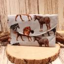 Großer handgenähter Geldbeutel von chic-peppig-bunt aus hellblauem Stoff mit Pferden und grau gepunktetem Innenfutter auf hellem Hintergrund.