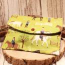 Großer handgenähter Geldbeutel von chic-peppig-bunt aus grünem Stoff mit Reiterin und Pferden sowie braun-weiß kariertem Futter auf hellem Hintergrund.