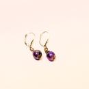 Handgefertigte Ohrringe von chic-peppig-bunt mit einer lila-blau marmorierten Perle und versilberter Klappbrisur.