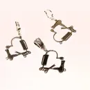 Versilbertes Friseur Schmuck-Set bestehend aus Ohrringen und einem Kettenanhänger mit Schluppe im Fön-Kamm-Schere-Design.