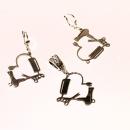 Versilbertes Friseur Schmuck-Set bestehend aus Ohrringen und einem Kettenanhänger mit Schluppe im Fön-Kamm-Schere-Design.