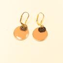 Vergoldete Ohrringe mit großem orangefarbenem Kürbis und kleinem goldenem Gesicht als Hänger für Halloween.