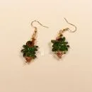 Ohrringe Weihnachten Tannenzapfen grüne Perlen vergoldet, Modeschmuck mit Fischhaken, handmade chic-peppig-bunt