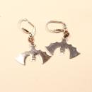 Handgefertigte Fledermaus-Ohrringe aus Edelstahl mit versilberter Klappbrisur für Halloween und Fasching.