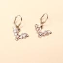 Handgefertigte Fledermaus-Ohrringe in Silber-Optik mit versilberter Klappbrisur für Halloween und Karneval.