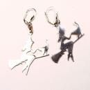 Große Edelstahl-Ohrringe mit Hexe auf Besenstiel und kleiner Katze, inkl. versilberter Klappbrisur für Halloween.